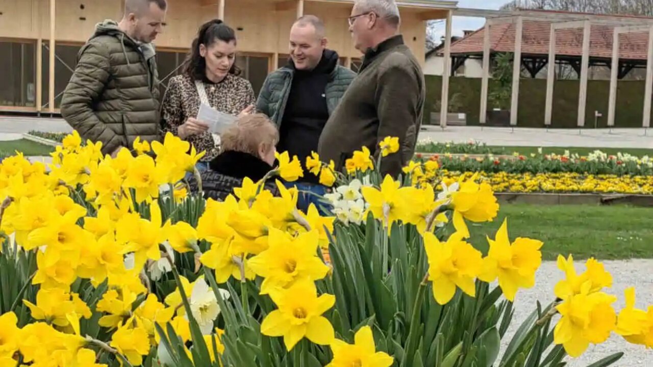 Sprehodi z Modro palico za dobro počutje in spomin